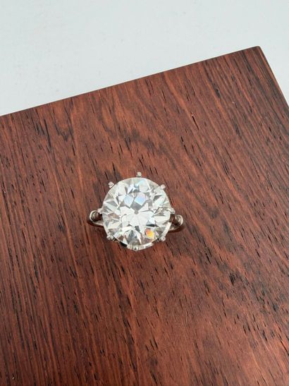 Platinum ring,
set with a round old-cut diamond...