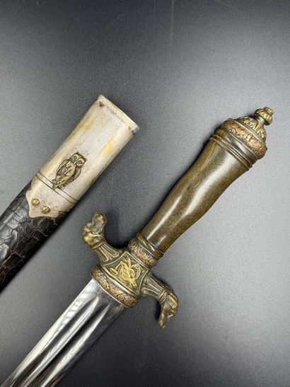 Hunting dagger
horn and bronze handle decorated...