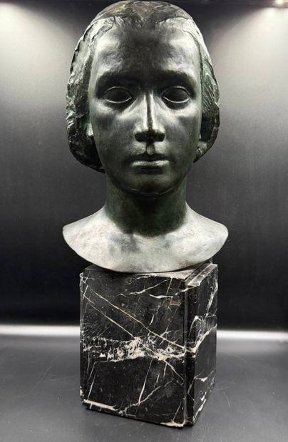 VERHASSELT
Buste de femme
Bronze à patine...