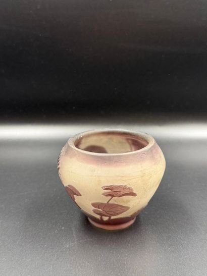TRAVAIL FRANÇAIS
Vase à corps ovoïde légèrement...