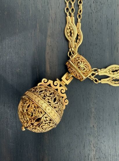 Sautoir in 18k (750) yellow gold and its...