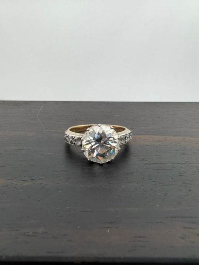 Ring in 18K (750) gold,
set with a round...