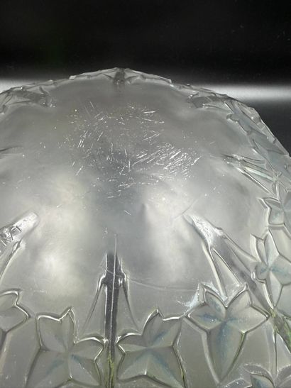 René LALIQUE (1860-1945) 
Plafonnier vasque...