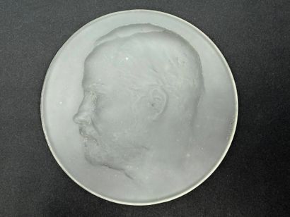 R.LALIQUE
Médaillon en verre sablé représentant...