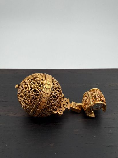 Sautoir in 18k (750) yellow gold and its...