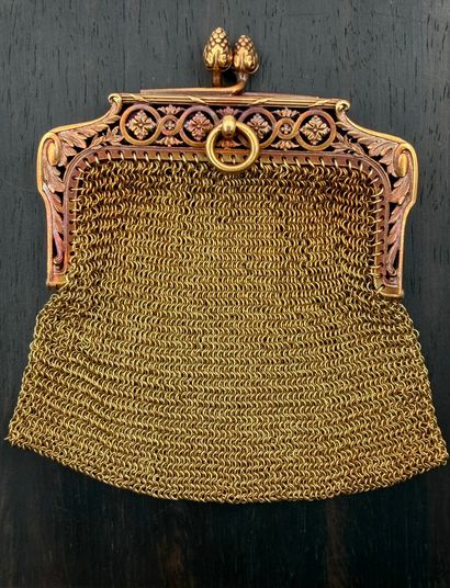Small coin purse in 18K (750) yellow gold.
Chased...