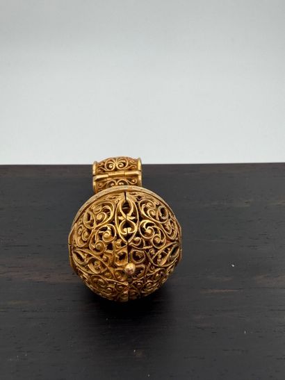 Sautoir in 18k (750) yellow gold and its...