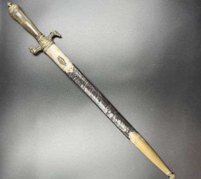 Hunting dagger
horn and bronze handle decorated...
