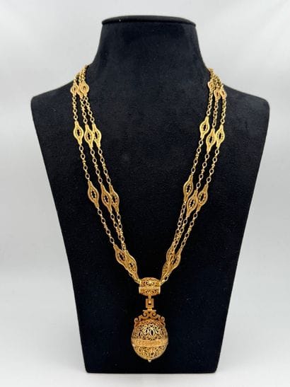 Sautoir in 18k (750) yellow gold and its...