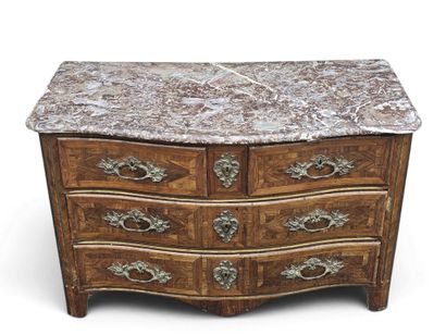 COMMODE en placage de bois de violette, laiton...