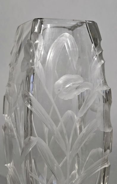 BACCARAT (att. à) Vase en cristal de section...