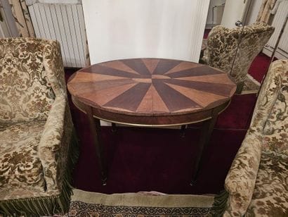 Oval table made of veneered wood with fan-shaped...