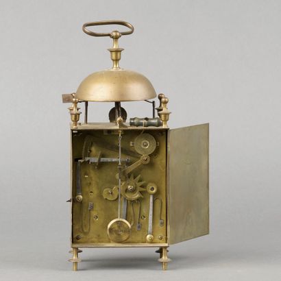 PENDULE en laiton dite capucine, le cadran...