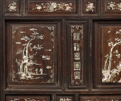 VIETNAM Cabinet en bois incrusté de nacre...