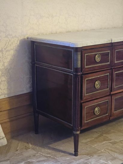 COMMODE ouvrant par cinq tiroirs sur trois...