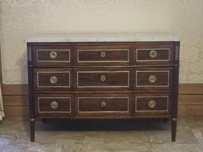 COMMODE ouvrant par cinq tiroirs sur trois...