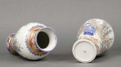 JAPON. Paire de VASES en porcelaine à décor...