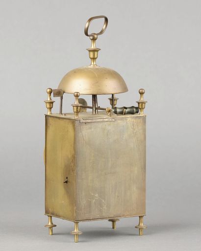 PENDULE en laiton dite capucine, le cadran...