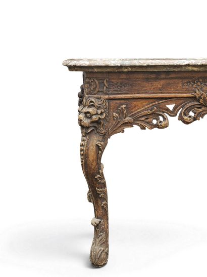 CONSOLE en bois sculpté à décor de protomés...