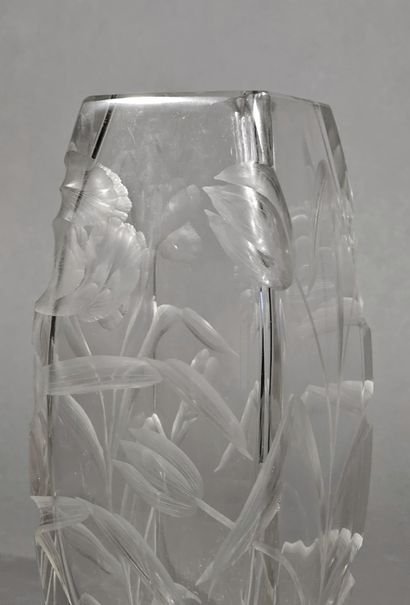 BACCARAT (att. à) Vase en cristal de section...