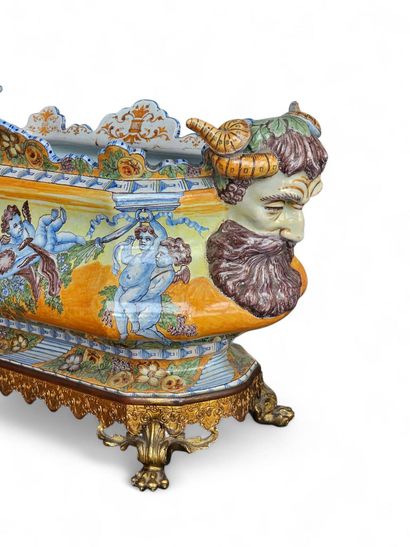 NEVERS Importante JARDINIERE en faience à...