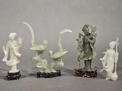 CHINE. Guanyins et oiseaux fantastiques....