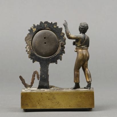 MONTRE DE TABLE en bronze doré figurant un...