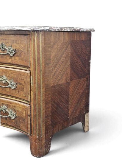 COMMODE en placage de bois de violette, laiton...