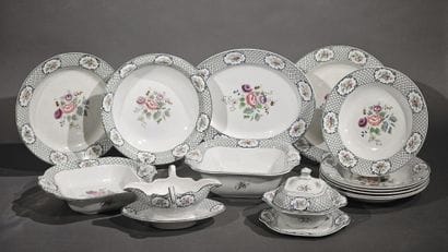 WEDGWOOD. Partie de service en faience fine...