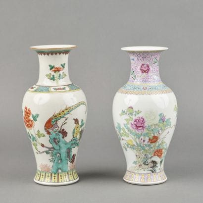 CHINE. Deux VASES balustre en porcelaine...