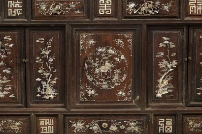 VIETNAM Cabinet en bois incrusté de nacre...