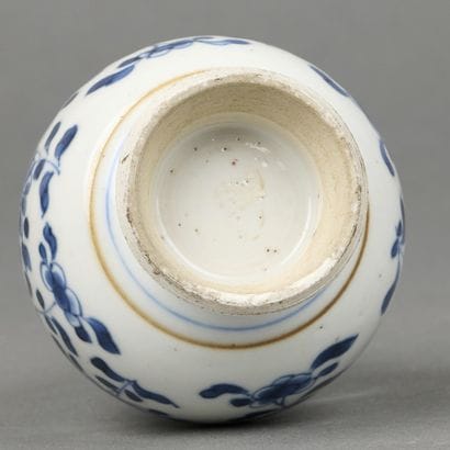 CHINE. ASPERSOIR en porcelaine de forme double...
