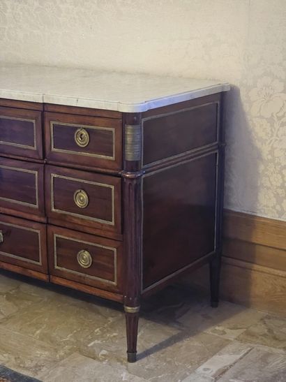 COMMODE ouvrant par cinq tiroirs sur trois...