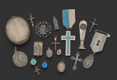 [RELIGIOSA] Réunion de médailles, crucifix,...