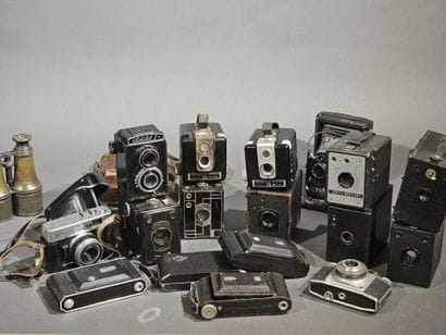 Fort lot d'appareils photo vintage dont Brownie,...