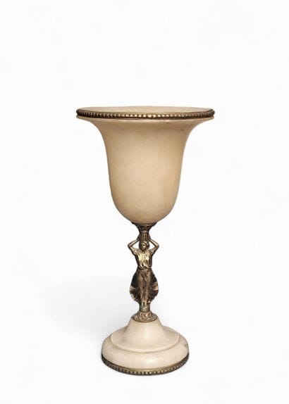 LAMPE en albâtre, le piédouche à doucine,...