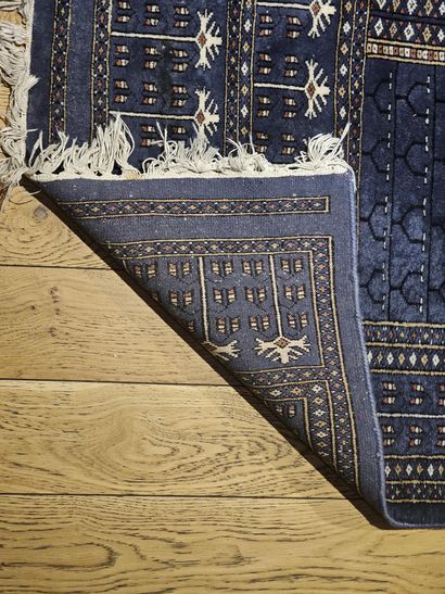 TAPIS en laine à décor de motifs géométriques...