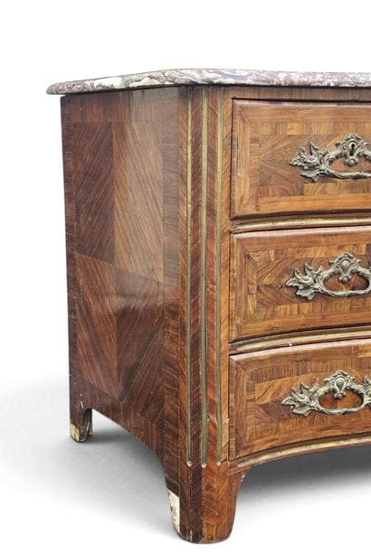 COMMODE en placage de bois de violette, laiton...