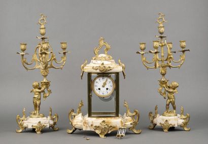 GARNITURE DE CHEMINEE en albâtre et bronze...