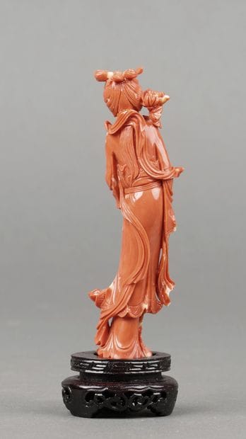 CHINE. Guanyin au rameau fleuri. Corail sculpté....