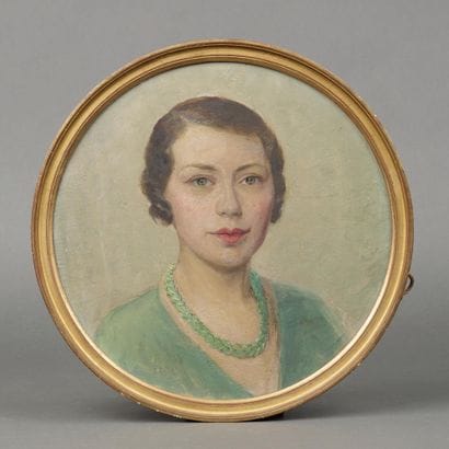École vers 1940. Portrait de femme au collier...