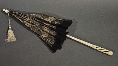 OMBRELLE en dentelle noire, le manche en...