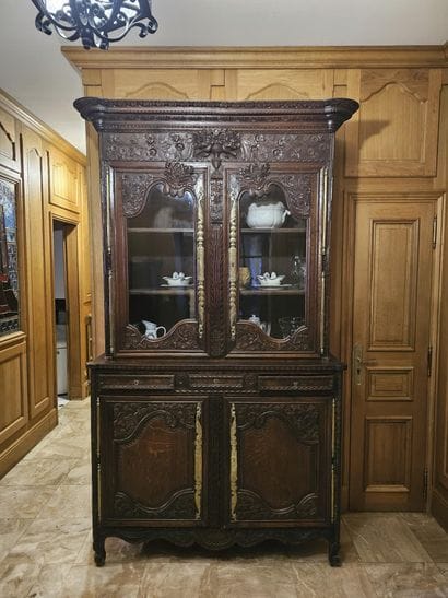 Vaisselier en bois naturel et laiton à décor...