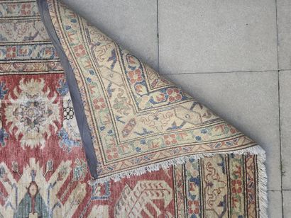 Fin TAPIS en laine et soie à décor floral...