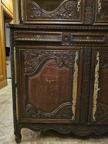 Vaisselier en bois naturel et laiton à décor...