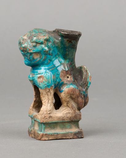 CHINE. Chimère formant porte-encens en grès...