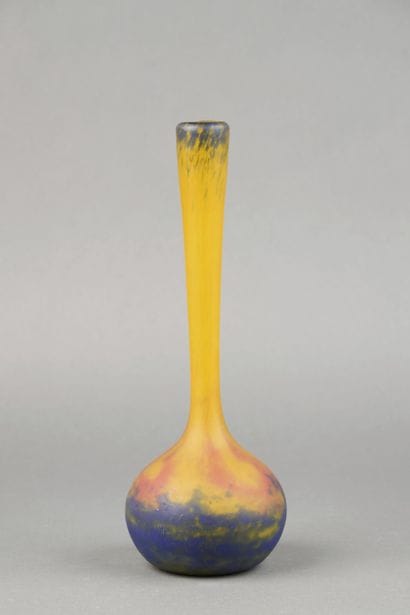 MULLER Frères. VASE berluze en verre marmoréen...