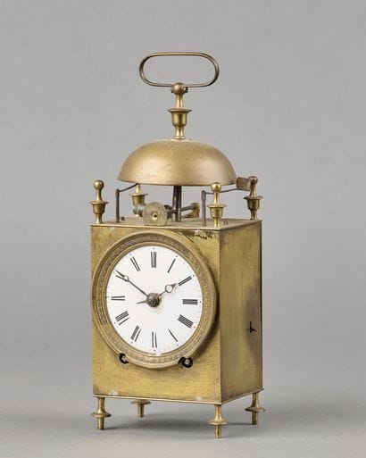 PENDULE en laiton dite capucine, le cadran...