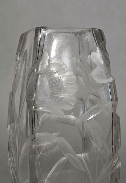 BACCARAT (att. à) Vase en cristal de section...