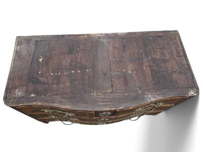 COMMODE en placage de bois de violette, laiton...